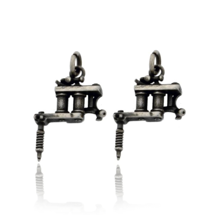 CIONDOLO PZ 2 MACCHINA PER TATUAGGI MM 20X16 IN ARGENTO BRUNITO TIT 925