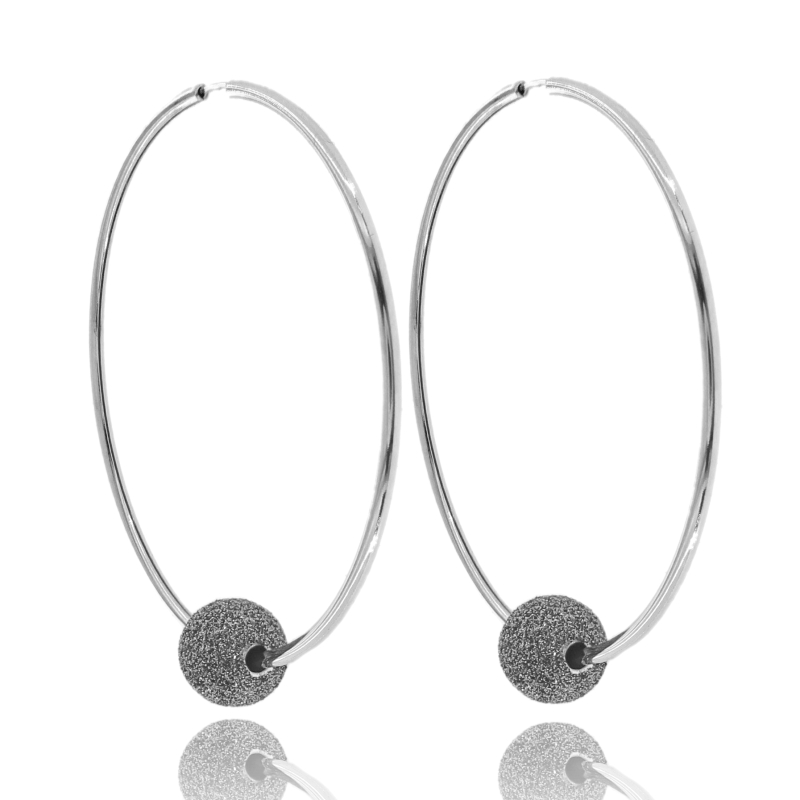 ORECCHINI A CERCHIO DIAMETRO MM 50 A CANNA TONDA CON SFERA PASSANTE GLITTERATA IN ARGENTO RODIATO TIT 925